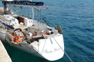 Primošten, 16. kolovoza 2011. - oštećena jedrilica 'Santa Pazienza' dotegljena je u primoštensku marinu nakon teške pomorske nesreće kako bi djelatnici LK Šibenik nastaviti s vještaćenjem uzroka i posljedica ove pomorske nesreće